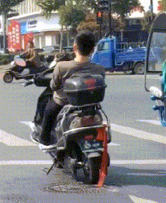 搞笑走路的gif,GIF动图带你领略欢乐瞬间