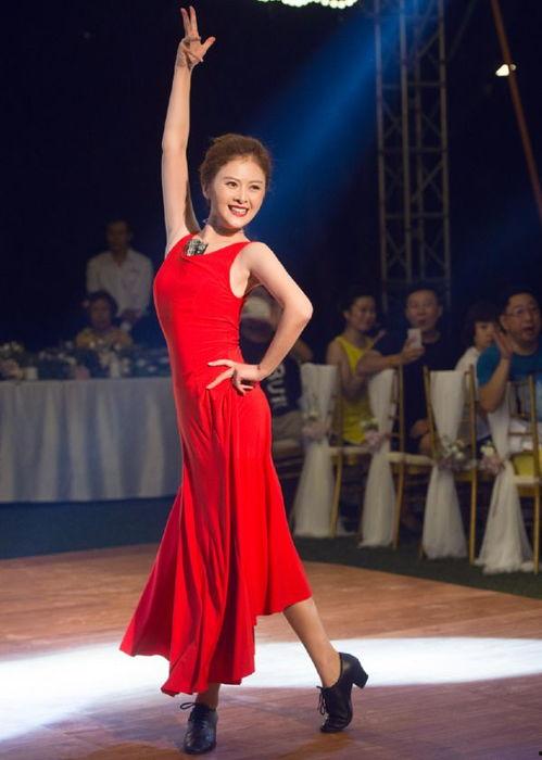 舒俊老婆张菁芳的照片,美丽与智慧并存的幸福佳人