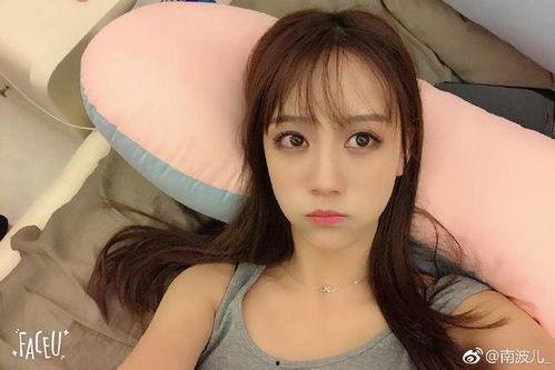 女主播的穿着露胸,引发网友热议